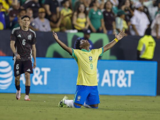 Endrick: Más joven en Brasil con 3 goles seguidos después de Pelé El delantero brasileño Endrick Sousa reacciona tras derrotar a México durante un partido amistoso internacional de fútbol. EFE/EPA/ADAM DAVIS