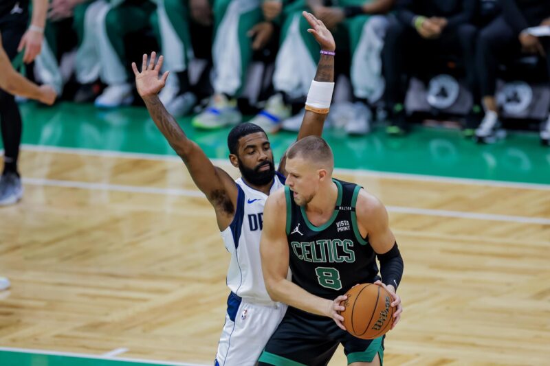 El letón Kristaps Porzingis (d), pívot de los Celtics, en acción ante los Mavericks en el juego dos de las finales de la NBA en Boston. EFE/EPA/CJ GUNTHER