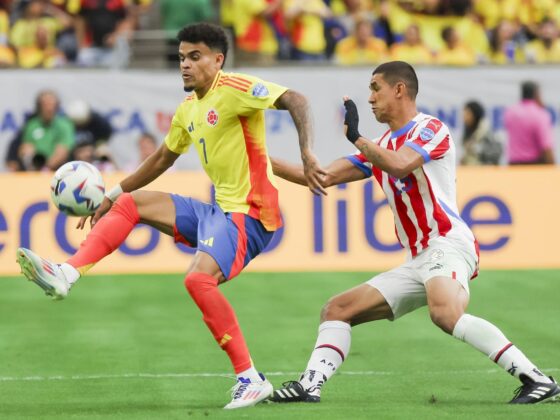 Luis Díaz: "Estamos logrando el objetivo" y Colombia mantiene invicto El delantero colmbiano Luis Díaz (i) fue registrado este lunes, 24 de junio, al disputar un balón con el defensor paraguayo Gustavo Velázquez (d), durante el primer partido del grupo D de la Copa América, en el estadio NRG de Houston (Texas, EE.UU.). EFE/Leslie Plaza