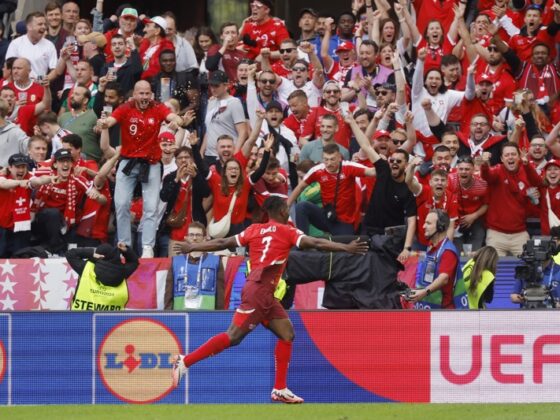 Suiza gana contundentemente en Colonia Suiza gana contundentemente en Colonia