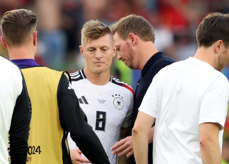 Amargo retiro de Toni Kroos con Alemania eliminada de la EURO 2024 Stuttgart (Germany), 05/07/2024.- Toni Kroos of Germany and headcoach Julian Nagelsmann (CR) react after the UEFA EURO 2024 quarter-finals soccer match between Spain and Germany, in Stuttgart, Germany, 05 July 2024. (Alemania, España) EFE/EPA/FRIEDEMANN VOGEL