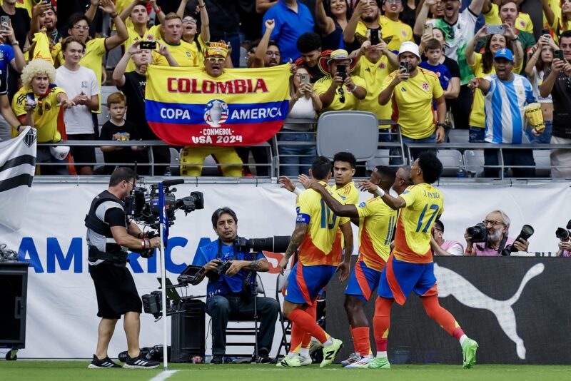 Glendale (United States), 06/07/2024.- James Rodriguez (L) of Colombia reacts with teammates after scoring the 2-0 goal on a penalty kick against Panama during the first half of the CONMEBOL Copa America 2024 Quarter-finals match between Colombia and Panama, in Glendale, Arizona, USA, 06 July 2024. EFE/EPA/JOHN G. MABANGLO