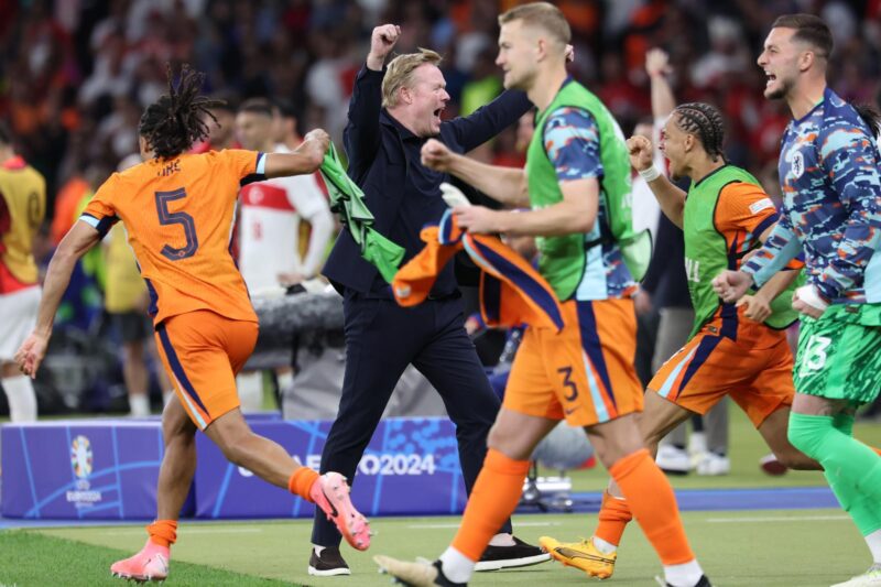 Calendario Semifinales EURO 2024: Partidos, horarios y DÓNDE VER Berlin (Germany), 06/07/2024.- Head coach Ronald Koeman (C) of the Netherlands celebrates after winning the UEFA EURO 2024 quarter-finals soccer match between Netherlands and Turkey, in Berlin, Germany, 06 July 2024. (Alemania, Países Bajos; Holanda, Turquía) EFE/EPA/CHRISTOPHER NEUNDORF