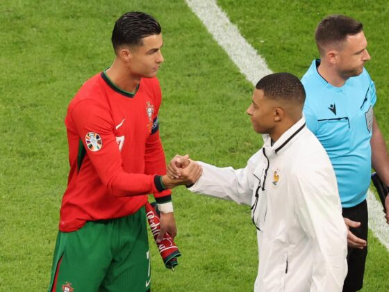 Portugal 3 - 5 Francia EURO 2024: Resultado, resumen y estadísticas Hamburg (Germany), 05/07/2024.- Cristiano Ronaldo of Portugal (L) shakes hands with Kylian Mbappe of France ahead of the UEFA EURO 2024 quarter-finals soccer match between France and Portugal, in Hamburg, Germany, 05 July 2024. (Francia, Alemania, Hamburgo) EFE/EPA/ABEDIN TAHERKENAREH