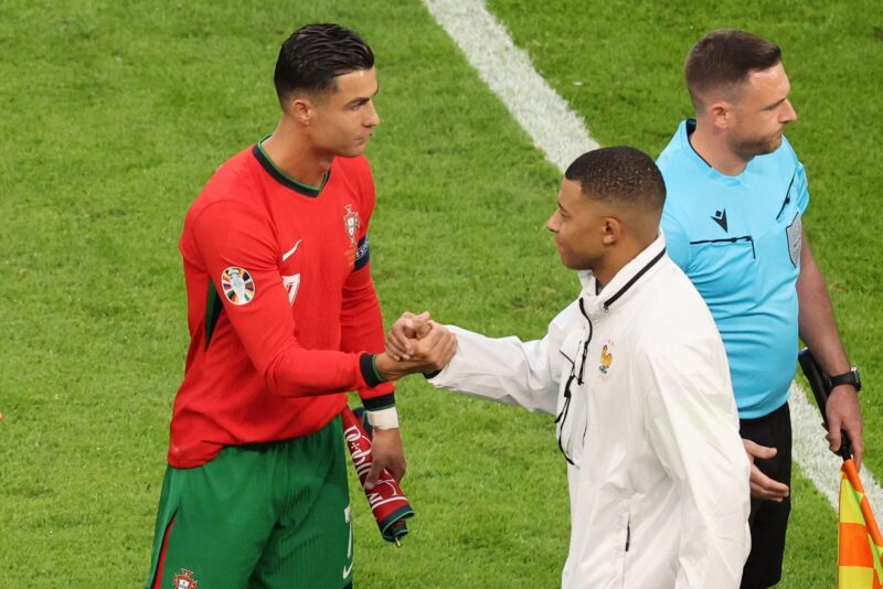 Cristiano Ronaldo escoge al Real Madrid como "el mejor de la historia" Hamburg (Germany), 05/07/2024.- Cristiano Ronaldo of Portugal (L) shakes hands with Kylian Mbappe of France ahead of the UEFA EURO 2024 quarter-finals soccer match between France and Portugal, in Hamburg, Germany, 05 July 2024. (Francia, Alemania, Hamburgo) EFE/EPA/ABEDIN TAHERKENAREH