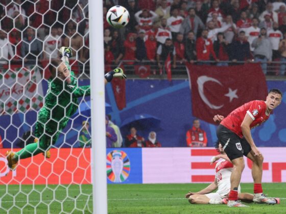 Monumental atajada y Turquía elimina a Austria en la EURO 2024 Leipzig (Germany), 02/07/2024.- Turkey goalkeeper Mert Gunok (L) saves a shot from Christoph Baumgartner of Austria (R) during the UEFA EURO 2024 Round of 16 soccer match between Austria and Turkey, in Leipzig, Germany, 02 July 2024. (Alemania, Turquía) EFE/EPA/CHRISTOPHER NEUNDORF