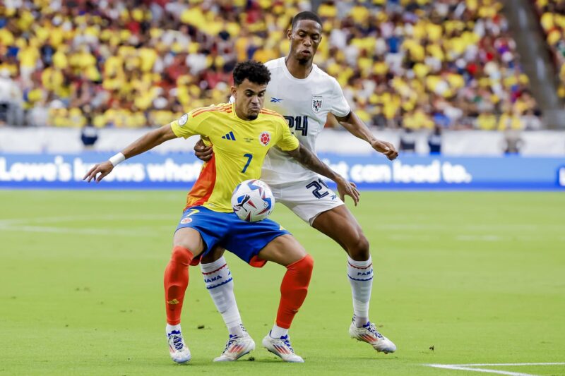 Glendale (United States), 06/07/2024.- Luis Diaz (L) of Colombia in action against Edgardo Farina (R) of Panama during the first half of the CONMEBOL Copa America 2024 Quarter-finals match between Colombia and Panama, in Glendale, Arizona, USA, 06 July 2024. EFE/EPA/JOHN G. MABANGLO