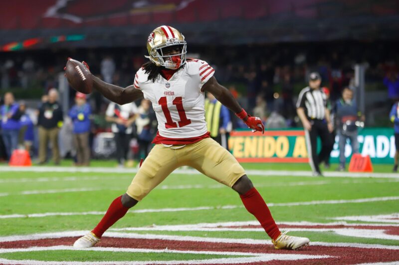 CIUDAD DE MÉXICO (MÉXICO), 21/11/2022.- Brandon Aiyuk de los San Francisco 49ers celebra hoy un touchdown contra los Arizona Cardinals, durante un juego por la semana 11 de la NFL en el Estadio Azteca en Ciudad de México (México). EFE/Isaac Esquivel