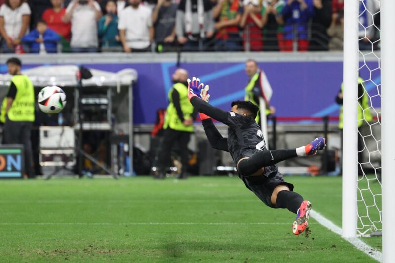 Portugal con angustia pasa a cuartos de final gracias a Diogo Costa