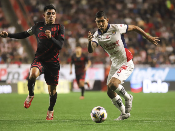 La Liga MX detiene sus actividades por la Leagues Cup MEX3314. TIJUANA (MÉXICO), 12/07/2024.- Joe Corona (i) de Tijuana disputa un balón con Víctor Guzmán de Guadalajara durante un partido de la jornada 2 de la Liga MX entre Tijuana y Guadalajara, este viernes en el estadio Caliente, en la ciudad de Tijuana, en Baja California (México). EFE/ Alejandro Zepeda