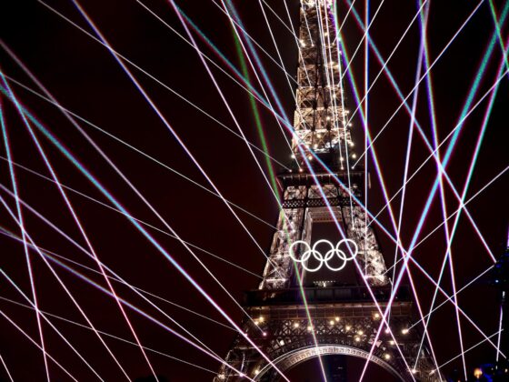 París 2024: Céline Dion cierra con broche de oro la inauguración Paris (France), 26/07/2024.- A light show illuminates the Eiffel Tower during the Opening Ceremony of the Paris 2024 Olympic Games, in Paris, France, 26 July 2024. (Francia,Céline Dion) EFE/EPA/MARTIN DIVISEK
