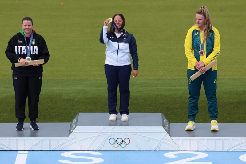 Chateauroux (France), 31/07/2024.- (L-R) Silver medalist Silvana Maria Stanco of Italy, gold medalist Adriana Ruano Oliva of Guatemala and the bronze medalist Penny Smith of Australia during the medal ceremony for the Trap Women final of the Shooting competitions in the Paris 2024 Olympic Games at the Shooting centre in Chateauroux, France, 31 July 2024. (Francia, Italia) EFE/EPA/VASSIL DONEV