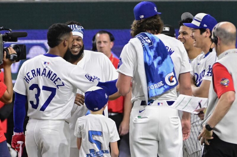 Arlington (United States), 15/07/2024.- Los Angeles Dodgers Teoscar Hernandez (L) gets support from his Dodgers teammates during the T-Mobile Home Run Derby in Arlington, Texas, USA, 15 July 2024. The Home Run Derby is part of the MLB All-Star events before the 2024 MLB All-Star Game on 16 July. EFE/EPA/GERALD LEONG