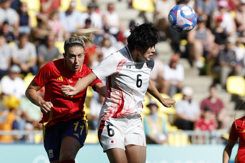 NANTES (FRANCIA), 25/07/2024.- La centrocampista española Alexia Putellas (i) disputa un balón con la defensa japonesa Toko Koga (d) durante el partido de la fase de grupos de los Juegos Olímpicos que España y Japón disputan este jueves en el Estadio de la Beaujoire de Nantes (Francia, PARÍS 2024). EFE/ Miguel Toña