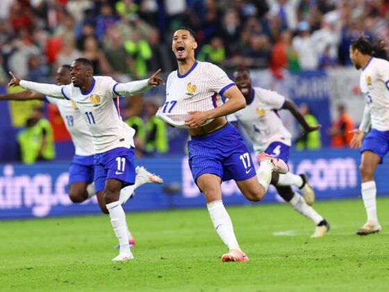 Francia sufre y en penales elimina a Portugal de la EURO 2024 Hamburg (Germany), 05/07/2024.- Players of France celebrate after winning the penalty shootout of the UEFA EURO 2024 quarter-finals soccer match between France and Portugal, in Hamburg, Germany, 05 July 2024. (Francia, Alemania, Hamburgo) EFE/EPA/FILIP SINGER
