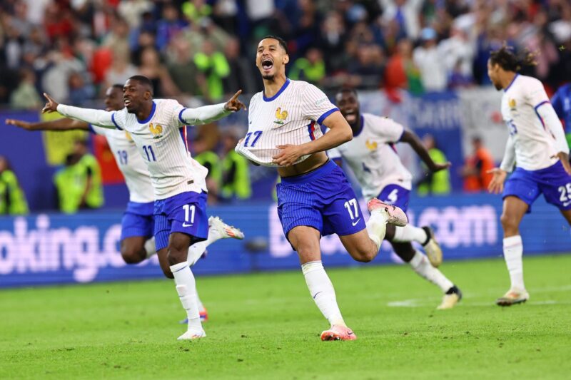 Francia sufre y en penales elimina a Portugal de la EURO 2024 Hamburg (Germany), 05/07/2024.- Players of France celebrate after winning the penalty shootout of the UEFA EURO 2024 quarter-finals soccer match between France and Portugal, in Hamburg, Germany, 05 July 2024. (Francia, Alemania, Hamburgo) EFE/EPA/FILIP SINGER