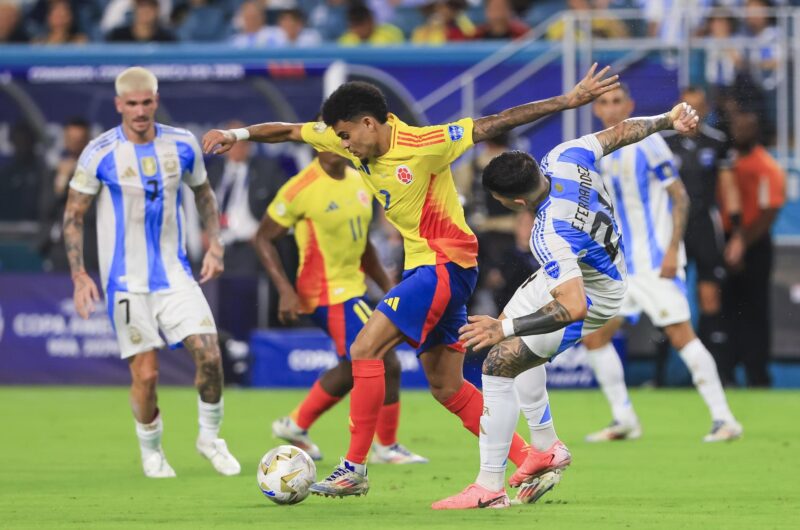 Miami (United States), 15/07/2024.- Luis Diaz of Colombia (C) in action with Argentina's Enzo Fernandez (R) during the CONMEBOL Copa America 2024 final in Miami Gardens, Florida, USA, 14 July 2024. EFE/EPA/CRISTOBAL HERRERA-ULASHKEVICH
