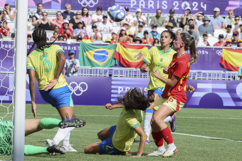 BURDEOS (FRANCIA), 31/07/2024.- La delantera de España Eva Navarro (d) ante la jugadoras de Brasil este miércoles, en el partido del Grupo C de Fútbol Femenino de los Juegos Olímpicos de París 2024, entre Brasil y España, celebrado en el Estadio de Burdeos (Francia, París 2024, Marta). EFE/ Kiko Huesca