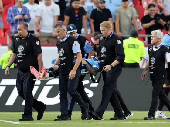 Maxi Araújo enciende las alarmas de Uruguay tras aparatoso choque Maxi Araújo enciende las alarmas de Uruguay tras aparatoso choque