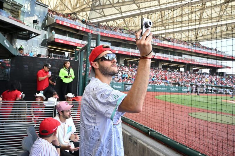 Santiago Giménez visitó el Harp Helú y convivió con los Diablos Rojos Santiago Giménez y su visita al Estadio Alfredo Harp Helú (X: @DiablosRojosMX)