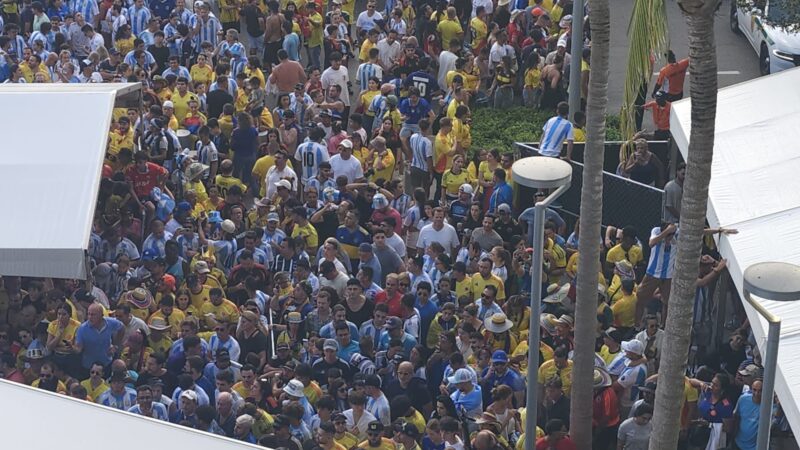 Avalancha de aficionados en las entradas del Hard Rock Stadium para la Final de la Copa América 2024. (Foto: Tomas Colombo/Unanimo Sports)