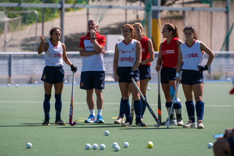 MADRID, 09/07/2024.- El Centro de Alto Rendimiento de Madrid ha abierto este martes sus puertas a la prensa para asistir a un entrenamiento de la selección española femenina de hockey sobre hierba, que ultima su preparación de cara a los Juegos de Paris 2024, en un evento en el que Lexus ha reiterado su apoyo por sexto año consecutivo al deporte del stick. EFE/Fernando Villar