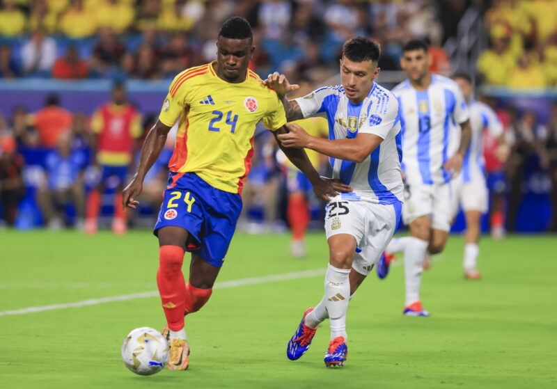 Miami (United States), 15/07/2024.- Colombia's Jhon Cordoba (L) in action with Argentina's Lisandro Martinez during the CONMEBOL Copa America 2024 final in Miami Gardens, Florida, USA, 14 July 2024. EFE/EPA/CRISTOBAL HERRERA-ULASHKEVICH