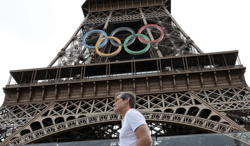 París 2024: De campeones argentinos en Río 2016 a rivales olímpicos Paris (France), 25/07/2024.- A person walks past the Eiffel Tower with the Olympic rings prior to the opening ceremony of the Paris 2024 Olympic Games, in Paris, France, 25 July 2024. The opening ceremony of the Paris 2024 Olympic Games will begin on 26 July with a nautical parade on the Seine river and end on the protocol stage in front of the Eiffel Tower. (París) EFE/EPA/MAXIM SHIPENKOV