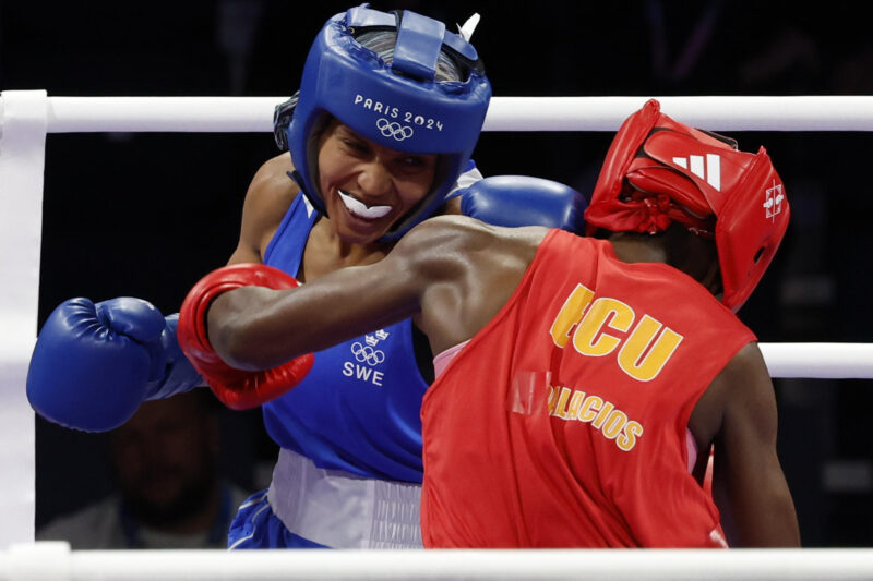SEINE-SAINT-DENIS, 27/07/2024.- La boxeadora ecuatoriana María Jose Palacios (d) y la sueca Agnes Alexiusson durante su combate de boxeo de 60kg femenino de dieciseisavos de final de los Juegos Olímpicos de París 2024 este sábado en el North París Arena de Seine-Saint-Denis . (París 2024) EFE/ Miguel Toña