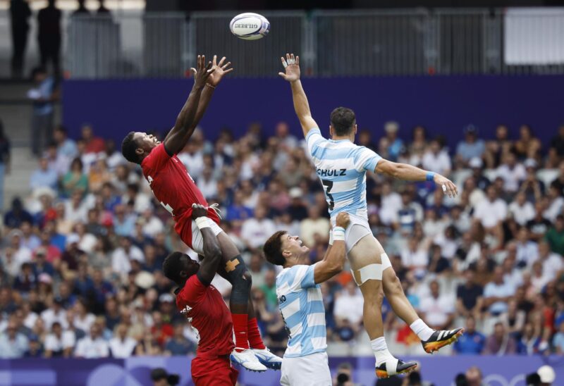 Saint-denis (France), 24/07/2024.- George Ooro Angeyo (top L) of Kenya and German Schulz of Argentina (top R) in line-out action during the Men Pool B Match match Argentina vs Kenya of the Rugby Sevens competitions in the Paris 2024 Olympic Games, at the Stade de France in Saint Denis, France, 24 July 2024. (Francia, Kenia) EFE/EPA/YOAN VALAT