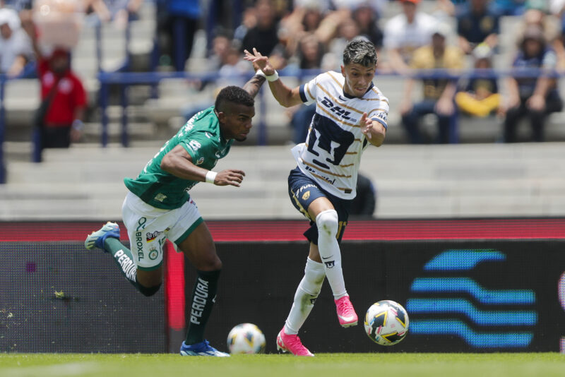 MEX2985. CIUDAD DE MÉXICO (MÉXICO), 07/07/2024.- Jorge Rubalcaba, de Pumas (d), disputa el balón con Luis Cervantes (i), de León, durante el juego correspondiente a la jornada 1, del torneo mexicano de fútbol, este domingo en el Estadio Olímpico Universitario, en Ciudad de México (México). EFE/ Isaac Esquivel