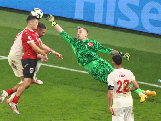 Austria 1 - 2 Turquía EURO: Resultado, resumen y estadísticas Leipzig (Germany), 02/07/2024.- Goalkeeper Mert Guenok (R) of Turkey in action during the UEFA EURO 2024 Round of 16 soccer match between Austria and Turkey, in Leipzig, Germany, 02 July 2024. (Alemania, Turquía) EFE/EPA/HANNIBAL HANSCHKE