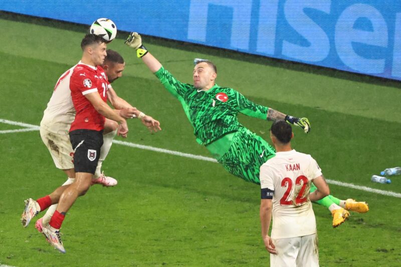 Austria 1 - 2 Turquía EURO: Resultado, resumen y estadísticas Leipzig (Germany), 02/07/2024.- Goalkeeper Mert Guenok (R) of Turkey in action during the UEFA EURO 2024 Round of 16 soccer match between Austria and Turkey, in Leipzig, Germany, 02 July 2024. (Alemania, Turquía) EFE/EPA/HANNIBAL HANSCHKE