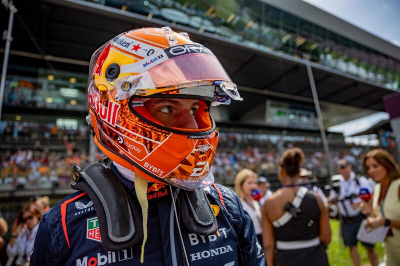 El piloto de Red Bull Racing Max Verstappen camina en la parrilla de salida antes del Gran Premio de Austria de Fórmula uno, en Spielberg, Austria. EFE/EPA/MARTÍN DIVISEK