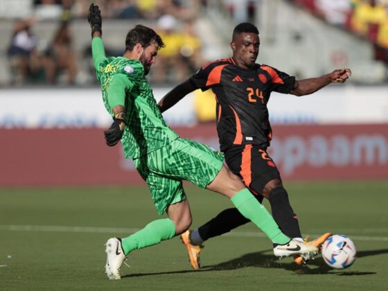 Copa América: Colombia saca el premio mayor; Brasil a sobrevivir El portero brasileño Alisson (i) y el delantero colombiano Jhon Córdoba (d) en la Copa América 2024. EFE/EPA/JUAN G. MABANGLO