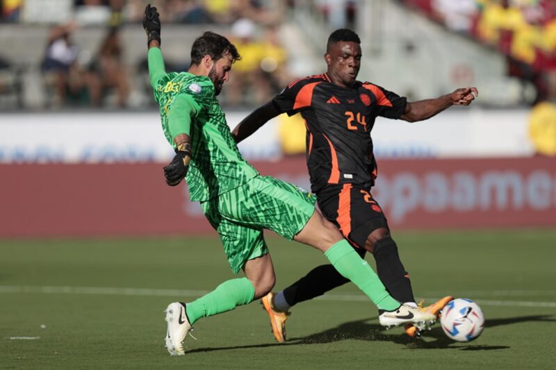 El portero brasileño Alisson (i) y el delantero colombiano Jhon Córdoba (d) en la Copa América 2024. EFE/EPA/JUAN G. MABANGLO