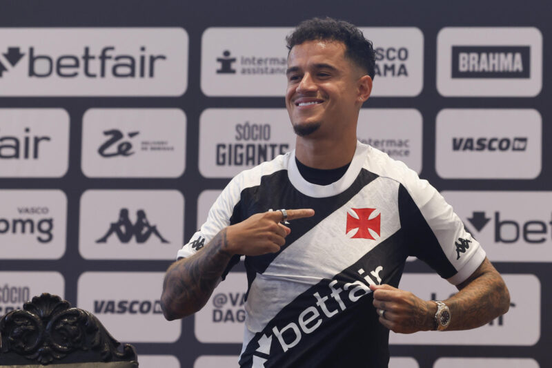 Foto de la presentación del creativo Phillipe Coutinho como refuerzo de Vasco da Gama, el club brasileño que lo lanzó al profesionalismo y con el que este domingo tuvo un mal debut en su regreso a Brasil, pues cayeron por 2-0 ante Atlético Mineiro en partido de la fecha 18 del Campeonato Brasileño. EFE/ Antonio Lacerda