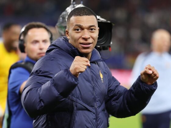 La camiseta de Mbappé con el Real Madrid se agotó al primer día Kylian Mbappé celebra el pase de la selección francesa a las semifinales de la Eurocopa 2024 tras eliminar al combinado portugués. EFE/EPA/CHRISTOPHER NEUNDORF