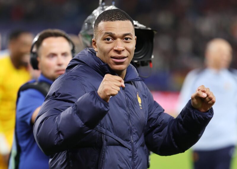 La camiseta de Mbappé con el Real Madrid se agotó al primer día Kylian Mbappé celebra el pase de la selección francesa a las semifinales de la Eurocopa 2024 tras eliminar al combinado portugués. EFE/EPA/CHRISTOPHER NEUNDORF
