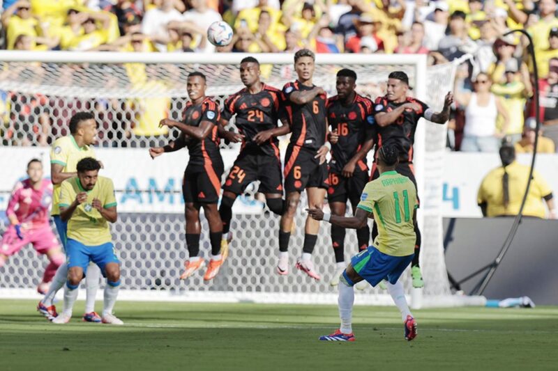 ¿Era penal para Brasil? Vinicius peleó por contacto dentro del área El delantero brasileño Raphinha (d) en la Copa América 2024. EFE/EPA/JUAN G. MABANGLO