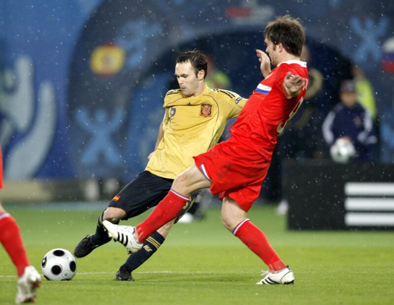 Despedidas y lágrimas de Iniesta: el video que 'quebró' al español El jugador español Andres Iniesta (i) disputa el balón ante Rusia en el partido de semifinales de la Eurocopa 2008 que les enfrentó en 2008, en el estadio Ernst Happel de Viena (Austria). EFE/GEORGI LICOVSKI//