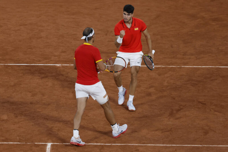 París 2024: Nadal y Alcaraz, muy cerca de la lucha por medallas Los tenistas españoles Rafael Nadal (i) y Carlos Alcaraz celebran la victoria en el partido de dobles frente a los argentinos Máximo González y Andrés Molteni, correspondiente a la primera ronda de dobles masculino de tenis de los Juegos Olímpicos de París 2024 este sábado en la pista Phillipe Chatrier de París. EFE/ Juanjo Martín