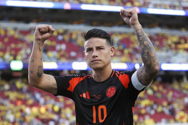 El centrocampista colombiano James Rodríguez fue registrado este 2 de julio al celebrar que su equipo haya ganado el grupo D de la Copa América 2024, luego de empatar 1-1 con Brasil, en el Levi´s Stadium de Santa Clara (California, EE.UU.) EFE/John G. Mabanglo