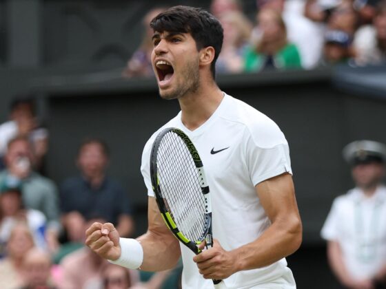 Alcaraz sufre, pero avanza a cuartos de final en Wimbledon El tenista español Carlos Alcaraz celebra un punto ante el francés Ugo Umbert en octavos de Wimbledon, Reino Unido. EFE/EPA/ADAM VAUGHAN EDITORIAL USE ONLY