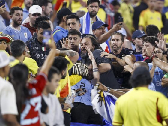 Copa America: From Colombian joy to Charlotte brawl Aficionados de Uruguay y Colombia fueron registrados este miércoles, 10 de julio, al pelearse, al final de la segunda semifinal de la Copa América 2024, en las gradas del estadio Bank of America de Charlotte (Carolina del Norte). Colombia se impuso por 1-0 y accedió a la final. EFE/Brian Westerholt