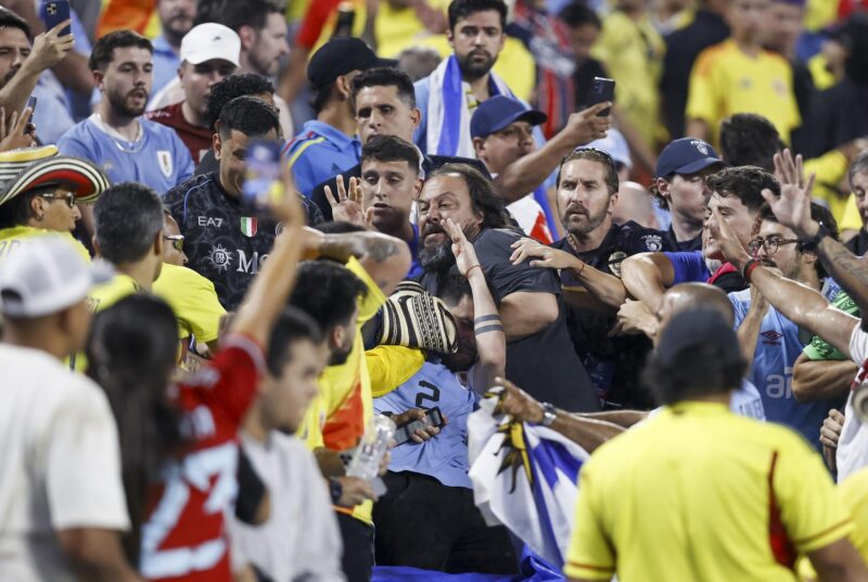 Asociación de Uruguay: "Hubo gente en estado de choque, de pánico" Aficionados de Uruguay y Colombia fueron registrados este miércoles, 10 de julio, al pelearse, al final de la segunda semifinal de la Copa América 2024, en las gradas del estadio Bank of America de Charlotte (Carolina del Norte). Colombia se impuso por 1-0 y accedió a la final. EFE/Brian Westerholt