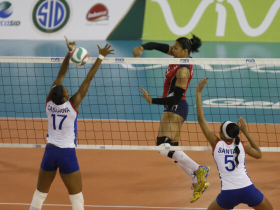 VIDEO La “explosión” del voleibol en España. Fotografía de archivo de la dominicana Lisvel Eve Mejía, quien remata ante las cubanas Heidy Casanova (i) y Yamila Hernández Santas. Mejía dio positivo en una prueba de dopaje y se perderá los Juegos Olímpicos. EFE/Orlando Barría