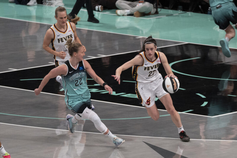 Fotografía de archivo en la que se registró a la base estrella de las Indiana Fever, Caitlin Clark (d), durante un partido de la WNBA, en el coliseo Barclays Center de Brooklyn (Nueva York, EE.UU.). Clark batió con 19 asistencias el récord de pases a canasta en un partido en la historia de la WNBA. EFE/Ángel Colmenares