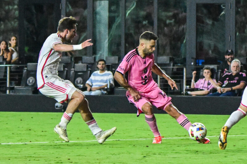 Fotografía de archivo en la que se registró al lateral español del Inter Miami, Jordi Alba (d), durante un partido de la MLS, en el Chase Stadium de Fort Lauderdale (Florida, EE.UU.). EFE/Giorgio Viera