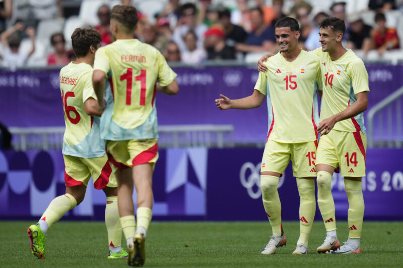 París 2024: España jugará la final olímpica tras derrotar a Marruecos El defensa español Miguel Gutiérrez (2d) celebra tras anotar el 1-3 ante R.Dominicana durante el partido del Grupo C de fútbol masculino de los Juegos Olímpicos de París 2024 disputado este sábado en el Estadio de Burdeos. EFE/ M. Reino